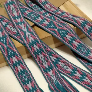 Niebiesko turkusowy pas krajkowy z tradycyjnym wzorem norweskim w różu i szarości