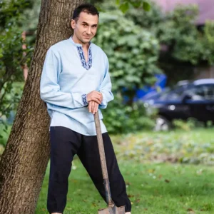 Błękitna koszula męska zdobiona ręcznie tkaną krajką