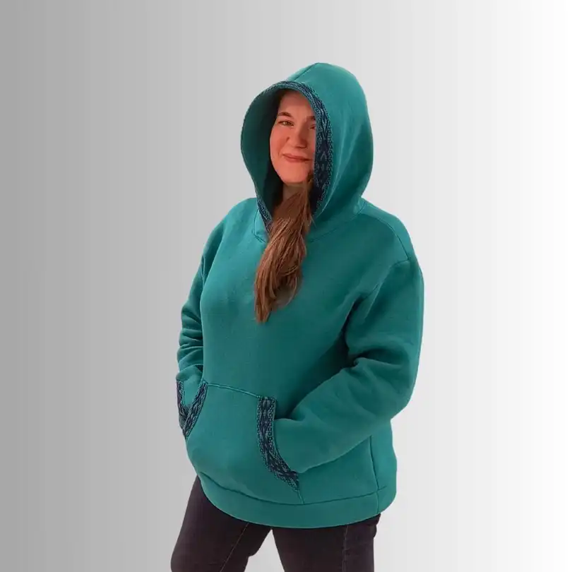 Bluza dresowa morska z granatowym wzorem krajki na kapturze - obrazek 2